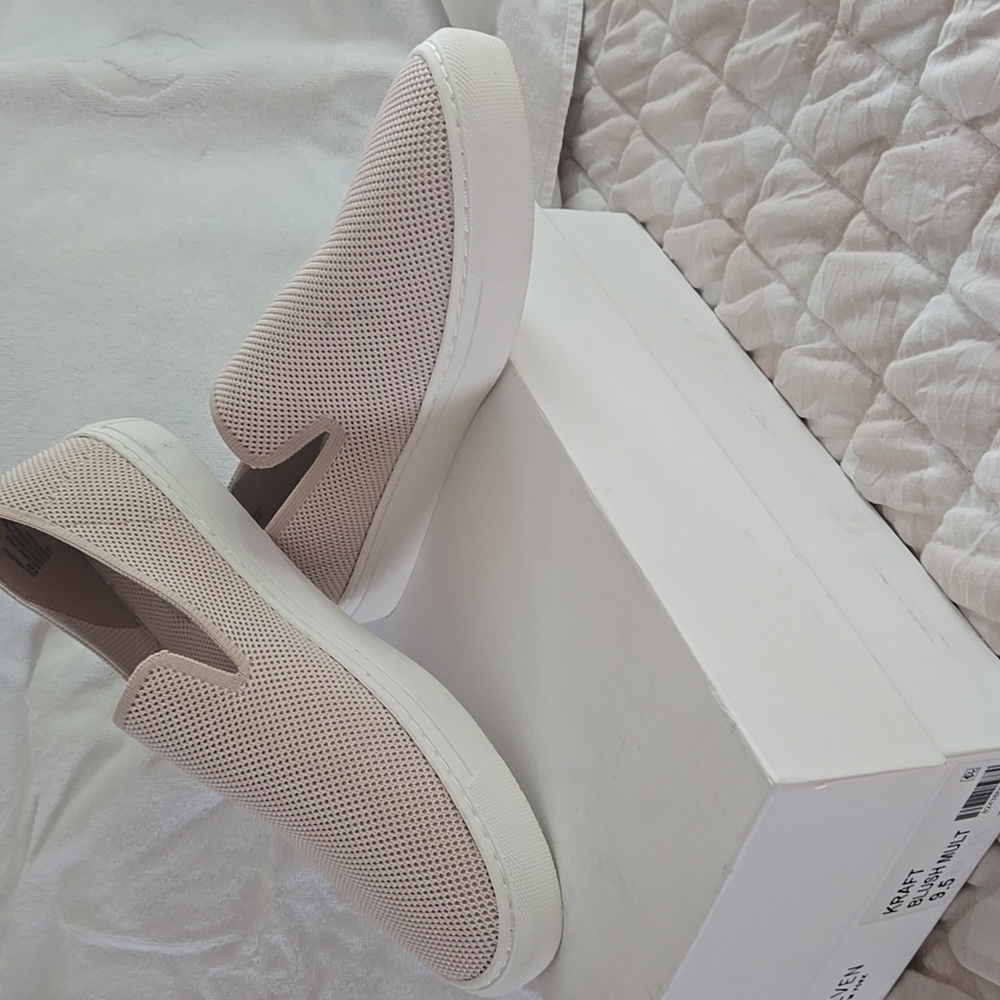 Women's Steve Madden Slip on Blush Shoes Size 9.5 New in Box - Picture 3 of 9